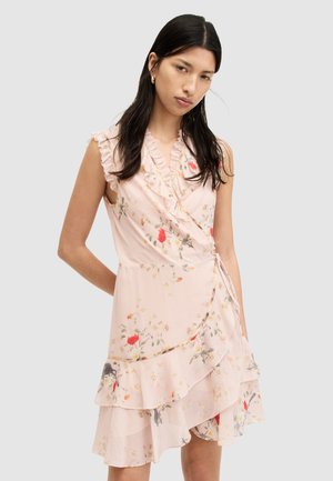 Blumen-Wickelkleid in hellrosa, mit gerafftem Ausschnitt und Saum, verziert mit verstreuten roten und gelben Blumen auf einem transparenten Stoff.