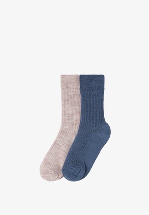 Ribbet strømper i lys pink og mørkeblå farver, med en blød tekstur og et design der når midt på læggen.