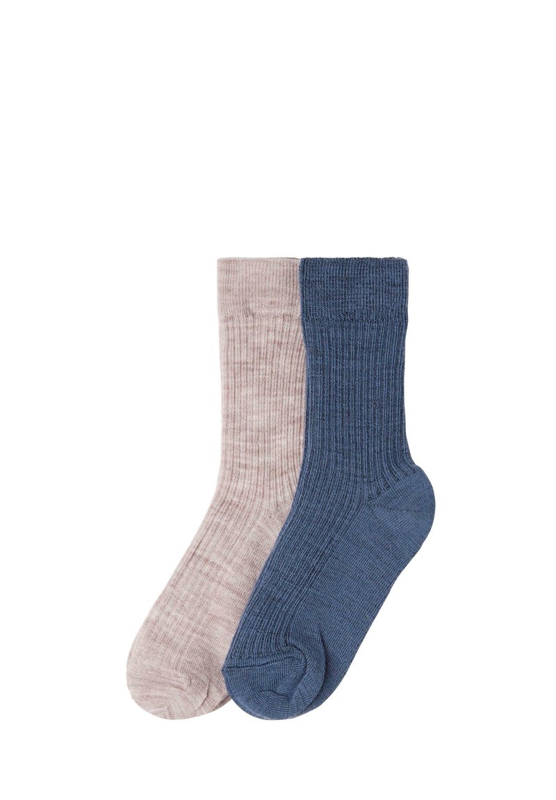 Ribbet strømper i lys pink og mørkeblå farver, med en blød tekstur og et design der når midt på læggen.