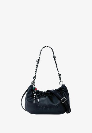 Zwarte leren handtas met een trekkoordsluiting, voorzien van een gevlochten zwart-wit schouderband en decoratieve charm accenten. Geperst logo aan de voorkant.