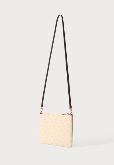 Sac bandoulière beige avec un subtil motif en losanges et une fine sangle noire réglable, présenté sur un fond clair.