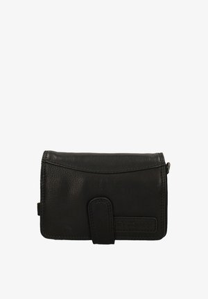 Portafoglio in pelle nera con superficie texturizzata, patta arrotondata, chiusura magnetica e logo del marchio impresso su una toppa rettangolare.