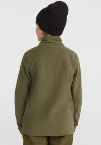 Veste en polaire vert olive avec un col montant, des manches longues et une texture douce. La vue arrière montre un design simple sans fermetures visibles.