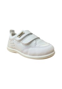 Zapatilla deportiva blanca con malla y cuero texturizado, dos correas de Velcro, detalles perforados en los lados y suela de goma.