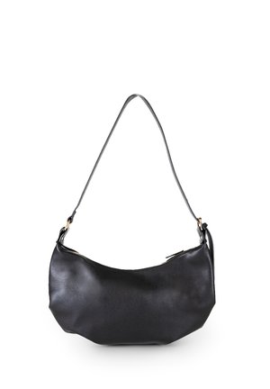 Borsa a spalla in pelle nera con forma curva, texture liscia, tracolla singola regolabile e chiusura con zip color oro.