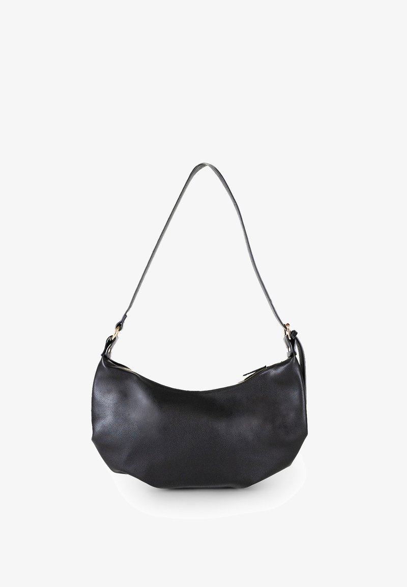 Borsa a spalla in pelle nera con forma curva, texture liscia, tracolla singola regolabile e chiusura con zip color oro.