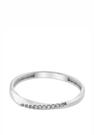 Bague en argent au design élégant et courbé. Présente une rangée de petites pierres claires serties sur un côté. Surface lisse et polie.