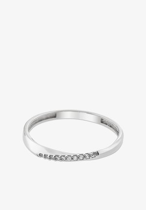Bague en argent au design élégant et courbé. Présente une rangée de petites pierres claires serties sur un côté. Surface lisse et polie.
