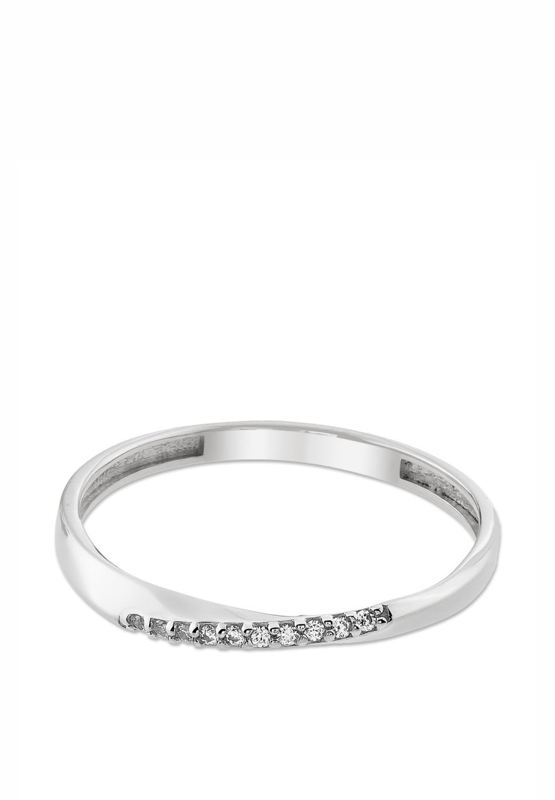 Bague en argent au design élégant et courbé. Présente une rangée de petites pierres claires serties sur un côté. Surface lisse et polie.