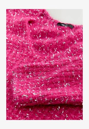 Flauschiger rosa Pullover mit metallischen silbernen Fäden durchzogen. Rundhalsausschnitt mit strukturiertem Finish. Markenlabel am Halsausschnitt sichtbar.