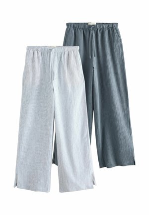Două perechi de pantaloni evazați, texturați, cu talie elastică și snururi, una gri deschis și una gri închis, așezate pe o suprafață albă.