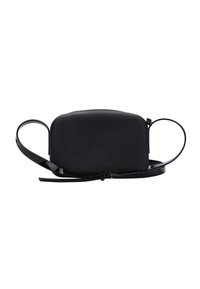 Borsa rettangolare nera con una finitura liscia e opaca, dotata di una lunga tracolla regolabile e chiusura con zip. Design minimalista senza hardware visibile.