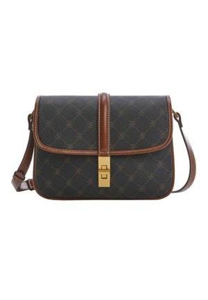 Donkerbruine crossbodytas met lichtbruine sierbies, gouden gesp en subtiele patroonstructuur op het oppervlak, geplaatst tegen een witte achtergrond.