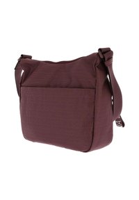Petite sac bandoulière avec sangle réglable, en tissu rouge foncé texturé avec un motif de petits points, fermeture zippée en haut et grande poche avant.