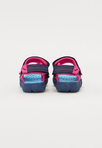 Marinblå sandaler med rosa och turkosa accenter. Har justerbara remmar och texturerad sula för komfort. Robust gummisula.