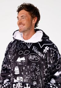 Juodas veliūrinis džemperis su baltais grafikiniais piešiniais, įskaitant žvaigždes, rodykles ir tekstą. Turi minkštą pamušalą ir didelę gobtuvą su raišteliu.