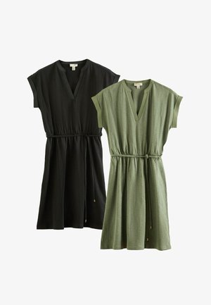 To kjoler præsenteret: en sort og en olivengrøn. Begge har V-hals, korte ærmer, snoreliv og en afslappet, løstsiddende pasform.