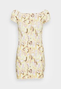 Vestido mini de ombros à mostra em amarelo e cores pastéis, com padrão floral, tecido texturizado e corpete franzido.