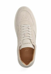 Sneakers en suède beige avec des accents en cuir ton sur ton, bout rond, détails perforés et lacets plats. À l'intérieur, ils sont doublés en cuir beige.