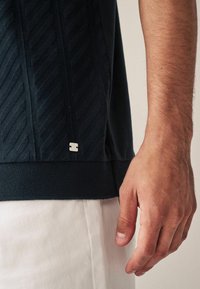 Next TEXTURED - Polotričko - black vertical