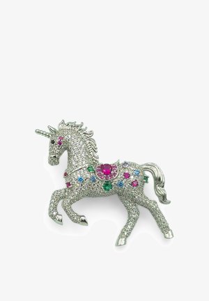 Spilla a forma di unicorno in argento con pietre preziose multicolori, in posizione rampante, con criniera, coda e corno dettagliati su sfondo bianco.