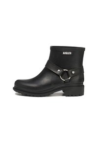Bottes noires à chevilles en caoutchouc avec une finition texturée. Comprend une large sangle avec un anneau métallique circulaire, une semelle durable et un logo de la marque.