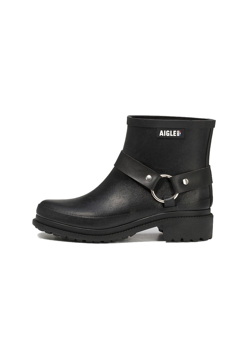 Bottes noires à chevilles en caoutchouc avec une finition texturée. Comprend une large sangle avec un anneau métallique circulaire, une semelle durable et un logo de la marque.
