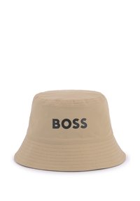 Chapeau seau beige en tissu, avec une large visière, des accents cousus et un logo noir "BOSS" bien visible sur le devant.