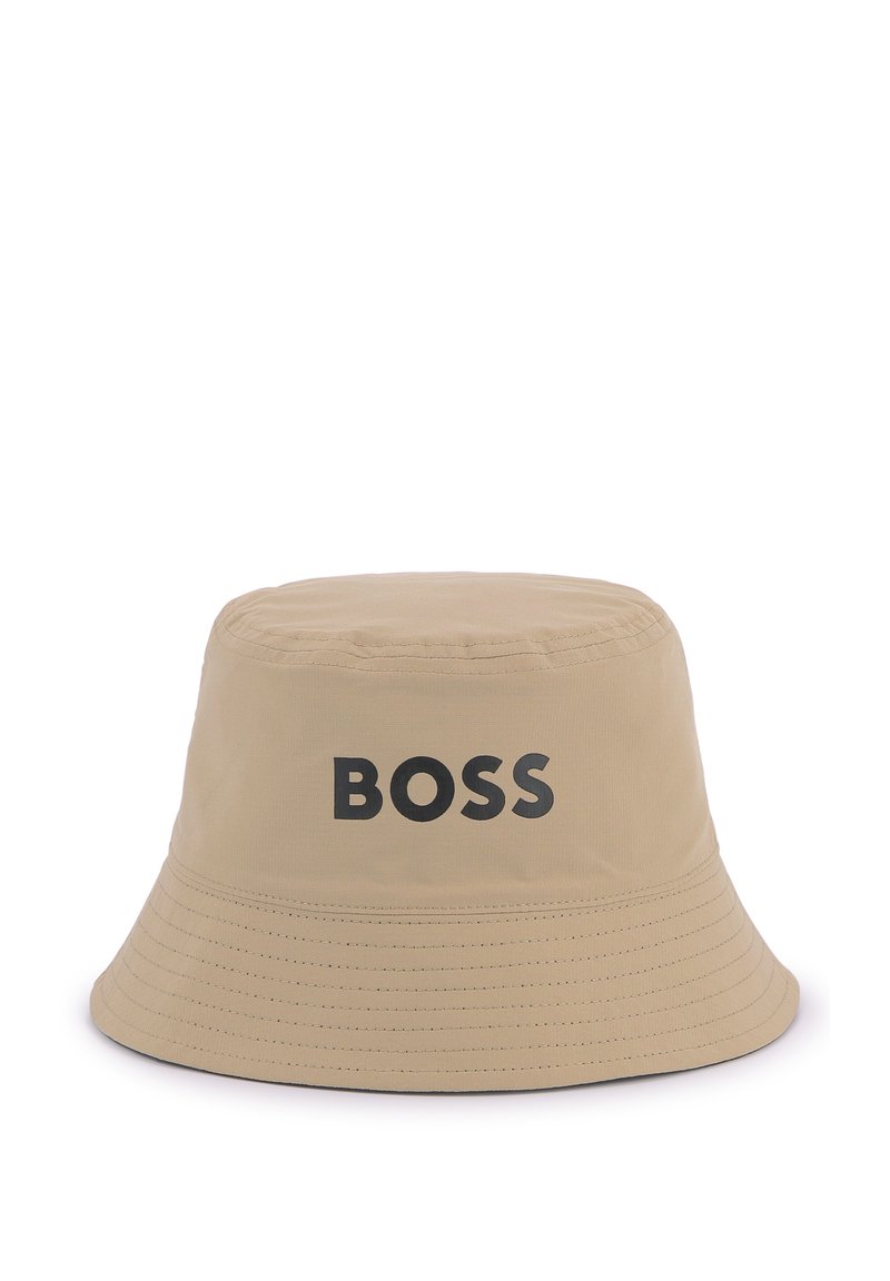Chapeau seau beige en tissu, avec une large visière, des accents cousus et un logo noir "BOSS" bien visible sur le devant.