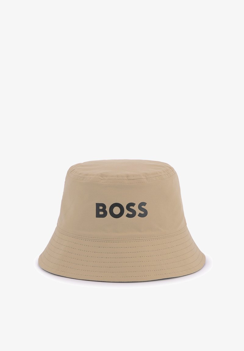 Chapeau seau beige en tissu, avec une large visière, des accents cousus et un logo noir "BOSS" bien visible sur le devant.