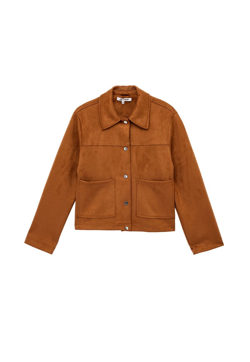 Giacca in suede marrone con colletto, chiusura anteriore a bottone e due ampie tasche applicate. Presenta una superficie testurizzata e un design aderente.