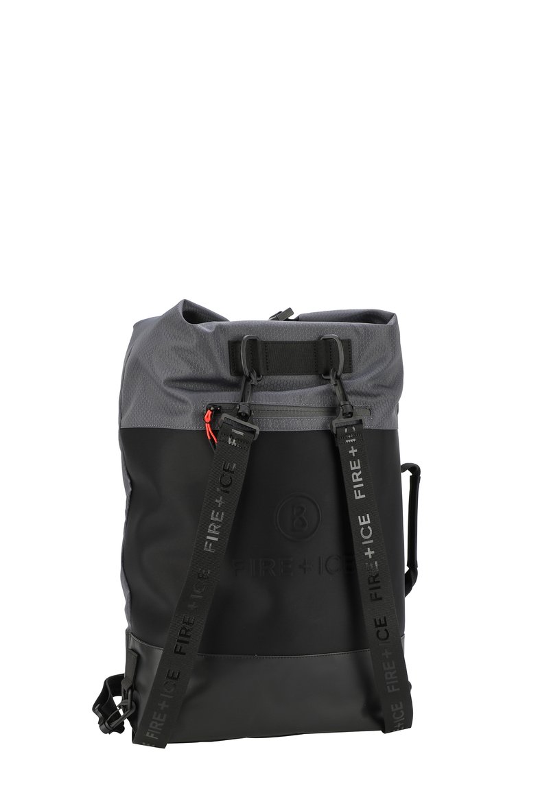 Schwarzer wasserdichter Rucksack mit grauem Oberteil und verstellbaren Trägern, die mit einem roten Akzent versehen sind. Glatte Textur mit eingeprägtem Logo und gebrandeten Riemen.