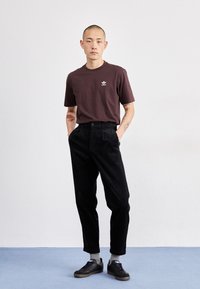 adidas Originals TREFOIL ESSENTIALS - Marškinėliai su spaudiniu - shadow brown