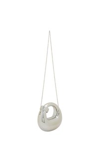 Borsa a spalla in metallo argento con una forma ovale unica, texture liscia e tracolla a catena. Presenta una piccola apertura circolare su un lato.