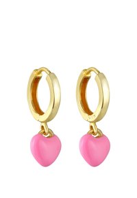 Goldene Creolen mit glänzender Oberfläche, verziert mit rosa herzförmigen Charms. Glatte Textur und ein einfaches Hooksystem zur Befestigung.