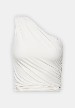 Top blanco de un solo hombro en una tela ligera y drapeada. Presenta una textura gathered a lo largo del costado y un diseño suave y fluido.