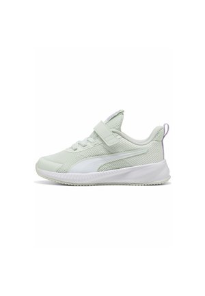 Sneaker sportiva grigio chiaro con tomaia in mesh, suola bianca, cinturino a strappo e logo Puma bianco sul lato.