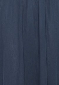 Tissu bleu foncé avec une texture côtelée subtile et des plis verticaux, présentant un drapé doux et un léger éclat.