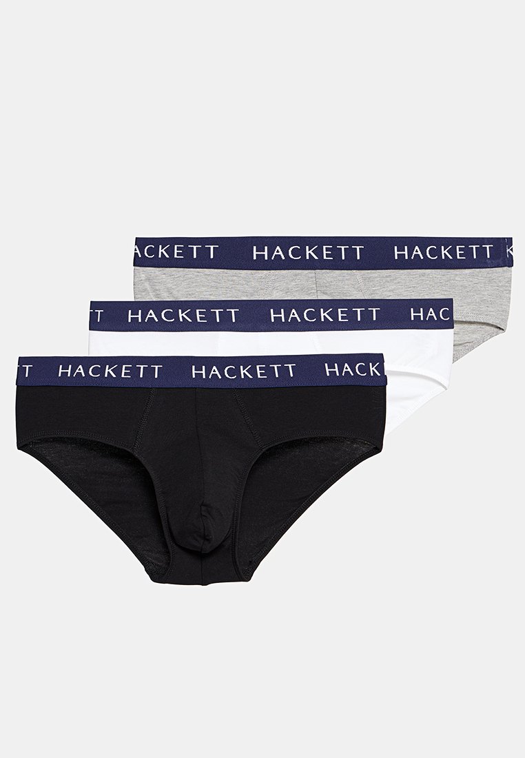 Tres calzoncillos tipo slip para hombre en negro, blanco y gris, con cinturas en azul marino que presentan la marca "HACKETT".