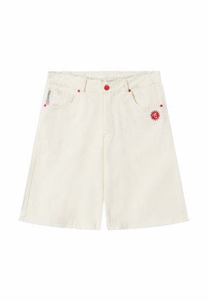 Shorts écrus arrivant au genou avec bouton rouge et rivets, poches avant, et un petit logo soleil rouge sur la poche droite.