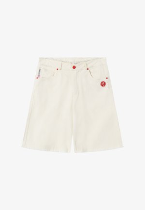 Shorts écrus arrivant au genou avec bouton rouge et rivets, poches avant, et un petit logo soleil rouge sur la poche droite.