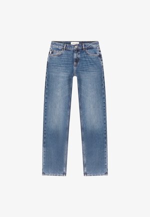 Hellblaue Jeans aus Denim mit geradem Beinausschnitt, fünf Taschen und Kontrastnähten. Der Stoff hat eine leicht ausgebleichte Textur.