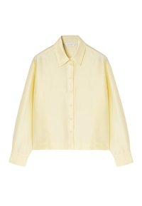 Chemise jaune à manches longues avec col classique, texture lisse et coupe décontractée, dotée d'une fermeture à six boutons sur le devant.