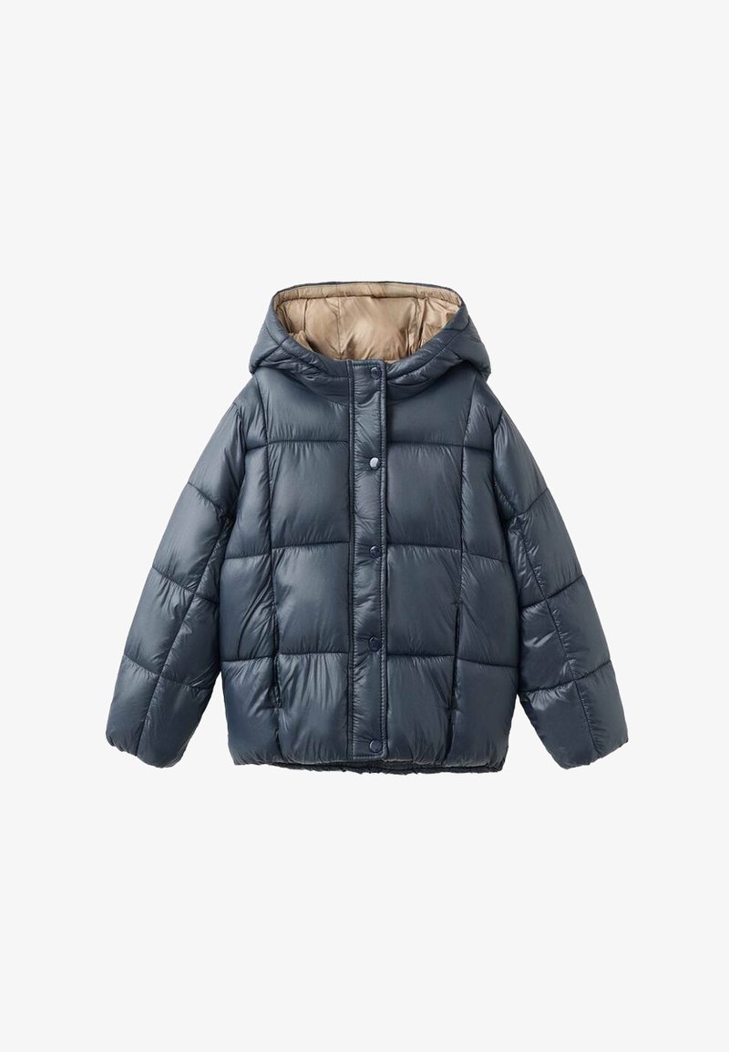 Temno modra puhovka s kapuco, ki ima sijoč zunanji material, kvadratni prešiti vzorec in kontrastno bež podlogo.