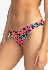 Ziedu bikini apakšdaļa melnā krāsā ar rozā un zilo ziedu rakstu, ar zemu jostasvietu un šaurām sānu siksnām. Gluda auduma tekstūra.