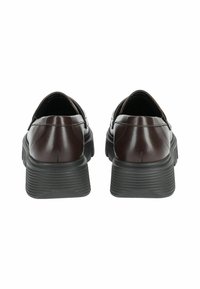 Scarpe di pelle marrone con una silhouette arrotondata, caratterizzate da una suola in gomma nera texture e da un discreto design cucito sul retro.