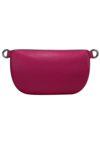 Pochette en cuir magenta avec une surface lisse et texturée. Équipée de quincaillerie en argent et d'extrémités arrondies, conçue pour un transport facile.