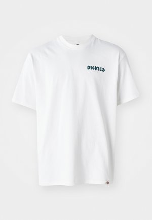 T-shirt in cotone bianco con maniche corte, caratterizzato da testo verde "DICKIES" sul davanti. Taglio dritto e un piccolo etichetta del logo sull'orlo.