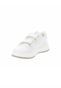 Scarpa sportiva bianca con due cinturini in velcro, tomaia in pelle testurizzata, punta rotonda e suola in gomma grigia. Design minimalista con dettagli argentati.