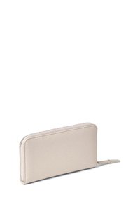 Portafoglio in pelle beige chiaro con superficie testurizzata, forma rettangolare, chiusura con zip e un tirante in pelle.